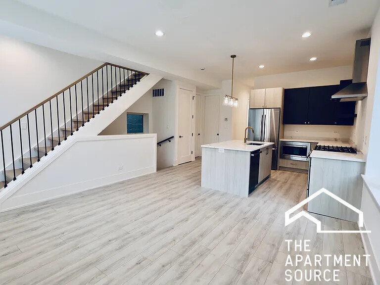 1814 W Thomas St, Unit 2F in Chicago, IL - Building Photo