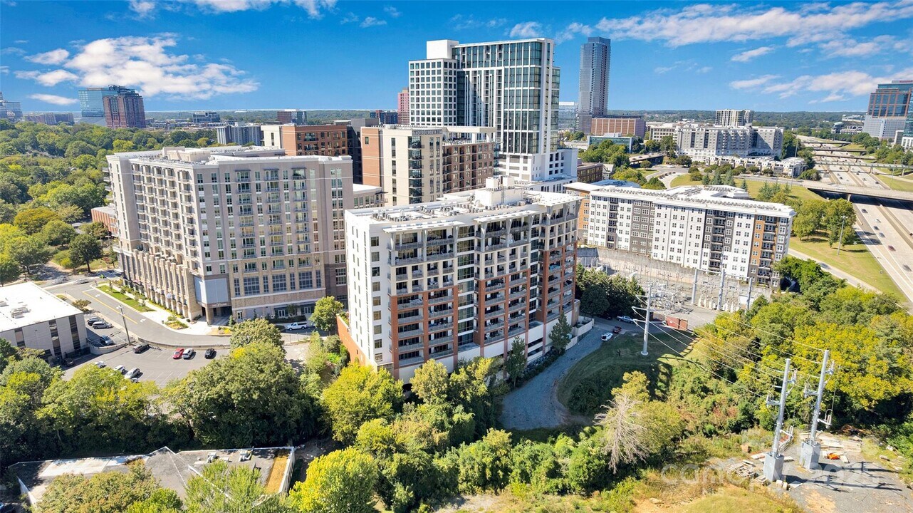 701 Royal Ct in Charlotte, NC - Building Photo