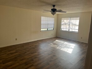 226 Wall Dr in Palestine, TX - Foto de edificio - Building Photo