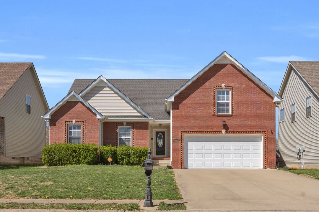 1112 Chinook Cir in Clarksville, TN - Building Photo