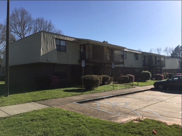 Kingswood Apartments in Mt Olive, MS - Foto de edificio