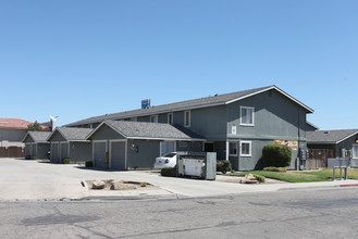 Silverado Townhomes in Hanford, CA - Building Photo - Building Photo