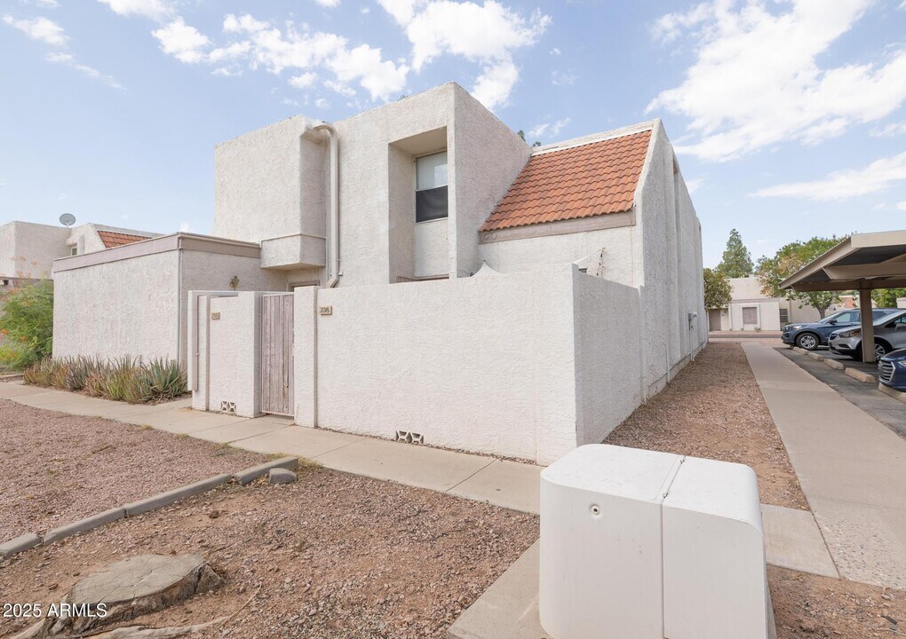 1342 W Emerald Ave in Mesa, AZ - Building Photo