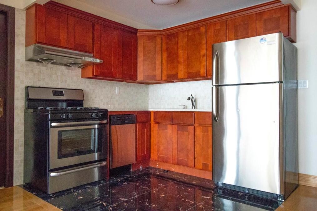 41-42-42 College Point Blvd-Unit -5B in Queens, NY - Building Photo