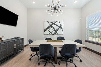 Oak Creek in New Braunfels, TX - Foto de edificio - Building Photo