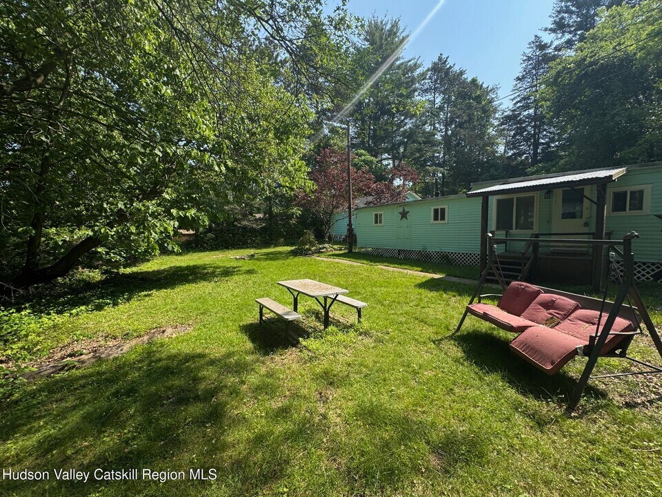 102 Eastern Pkwy in Saugerties, NY - Building Photo