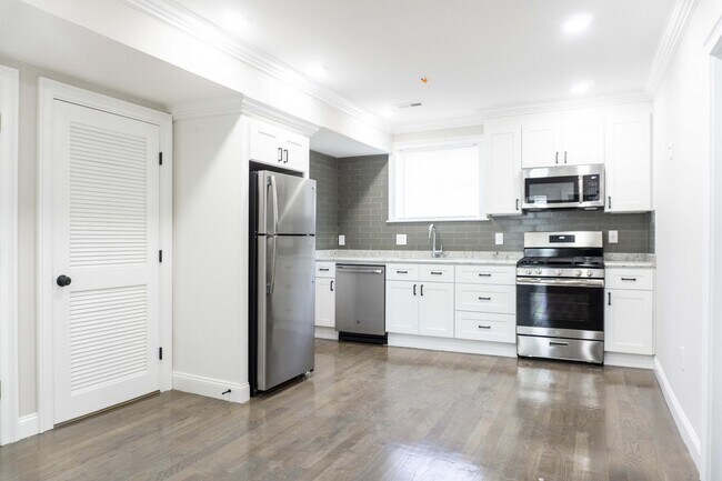 33 Merriam St, Unit 2 in Somerville, MA - Building Photo - Building Photo