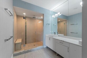 650 N Morgan St, Unit 404 in Chicago, IL - Foto de edificio - Building Photo