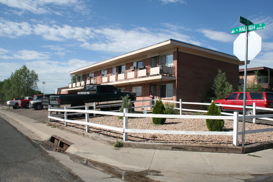 7095 Raleigh St in Westminster, CO - Foto de edificio