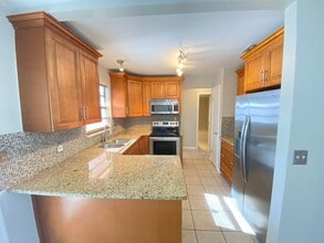 2/2 home with garage - tile on inside with in Kissimmee, FL - Building Photo - Building Photo