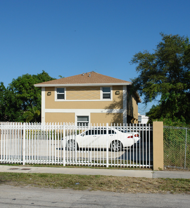 725 NW 70th St in Miami, FL - Foto de edificio - Building Photo