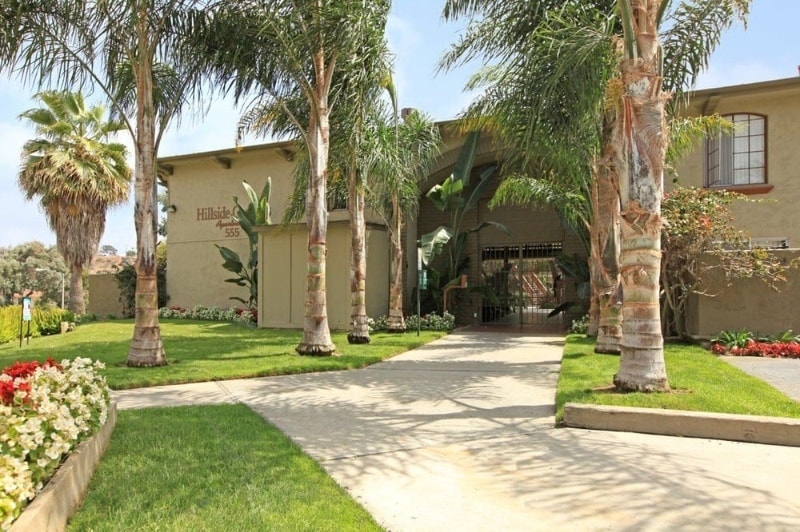 555 Greenbrier Dr in Oceanside, CA - Foto de edificio
