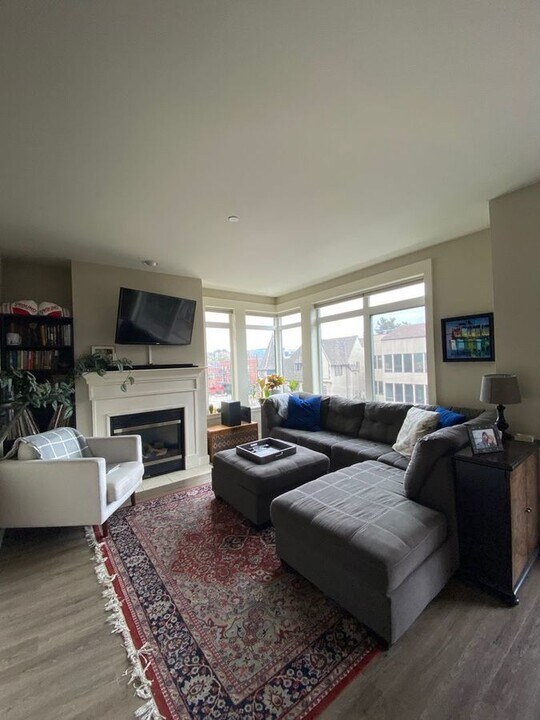 3217 Eastlake Ave E, Unit 306 in Seattle, WA - Building Photo