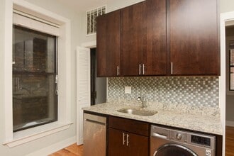 622 W Oakdale Ave, Unit A09C in Chicago, IL - Building Photo - Building Photo