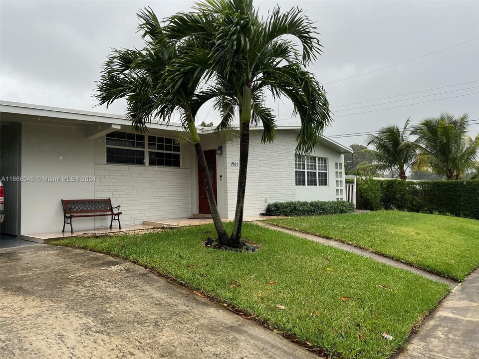 1901 Montague St in Lake Worth, FL - Building Photo