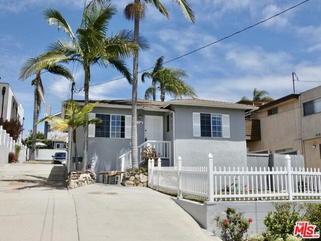 property at 1913 Marshallfield Ln