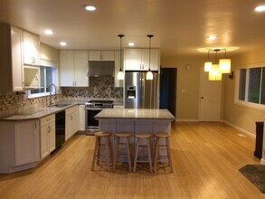 233 Reichling Ave in Pacifica, CA - Foto de edificio - Building Photo