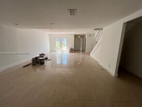 816 NE 27th Ave in Hallandale Beach, FL - Building Photo - Building Photo