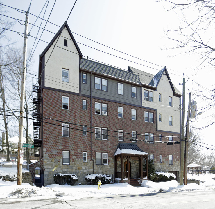 10 Oakridge Pl in Eastchester, NY - Foto de edificio