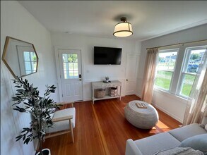 63 Portland Ave in Old Lyme, CT - Building Photo - Building Photo