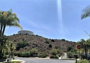 2811 Timberlyn Trail Rd in Fullerton, CA - Foto de edificio - Building Photo