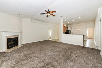 612 Martin Lakes Dr E in Jacksonville, FL - Building Photo - Building Photo