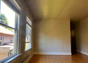 825 57th St, Unit D in Oakland, CA - Building Photo - Building Photo