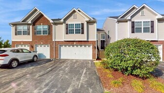 1014 Turin Dr in Hampshire, IL - Building Photo