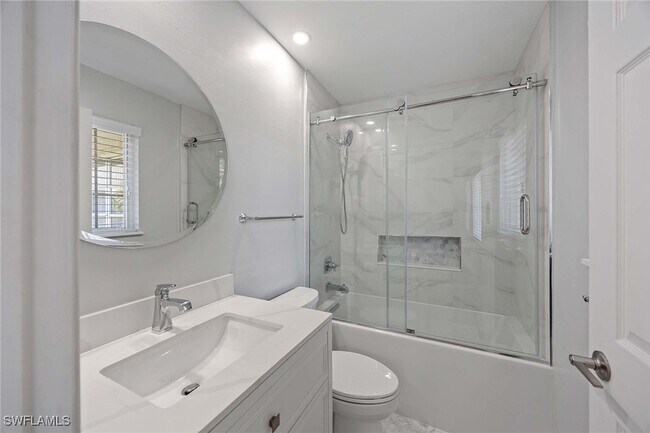 707 Neapolitan Way in Naples, FL - Foto de edificio - Building Photo