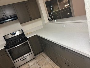 1050 Harbor Heights Dr, Unit A in Los Angeles, CA - Building Photo - Building Photo