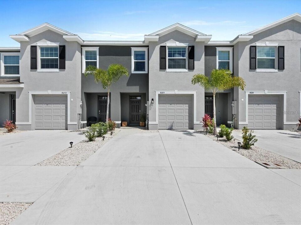 8689 Milestone Dr in Sarasota, FL - Foto de edificio