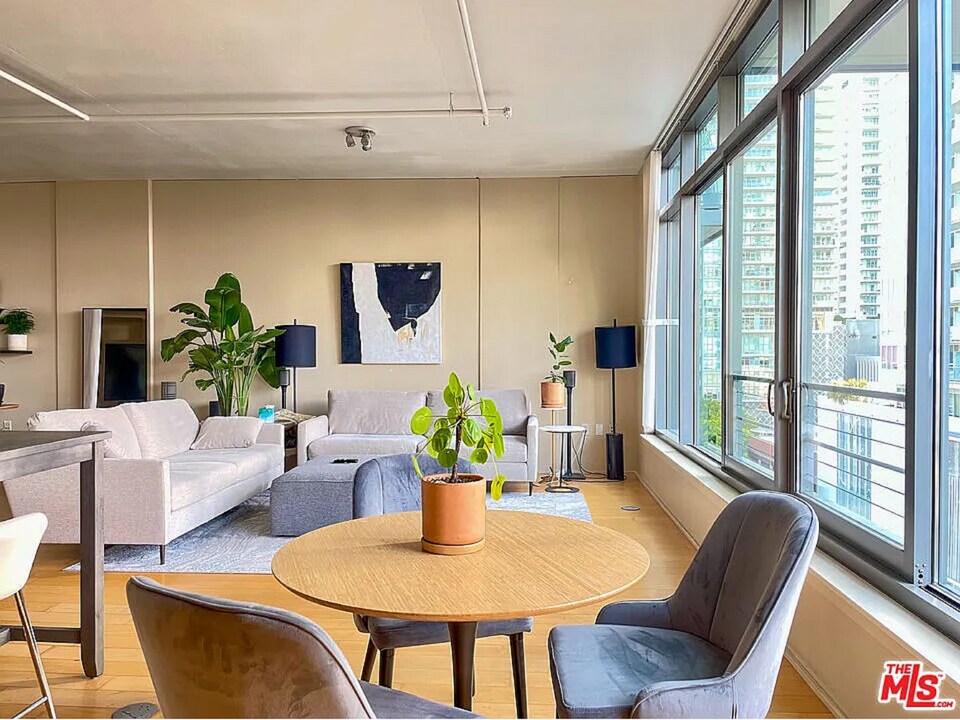 1100 S Hope St in Los Angeles, CA - Building Photo