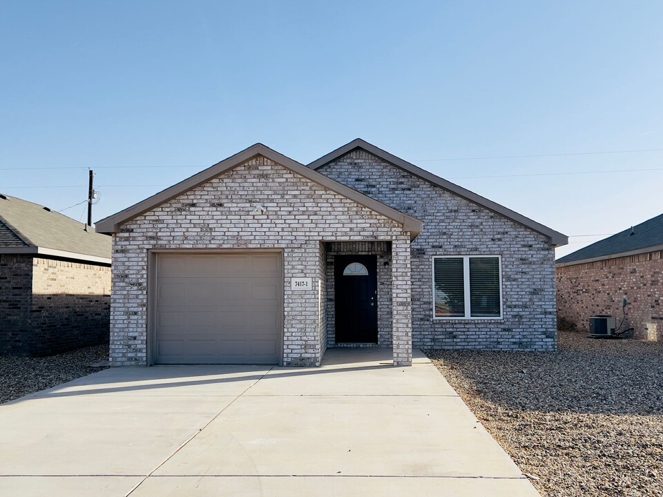 7417 5th St in Lubbock, TX - Building Photo