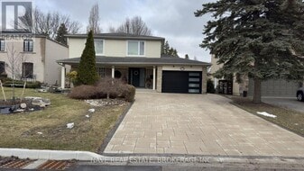 125 Bay Thorn Dr in Markham, ON - Building Photo
