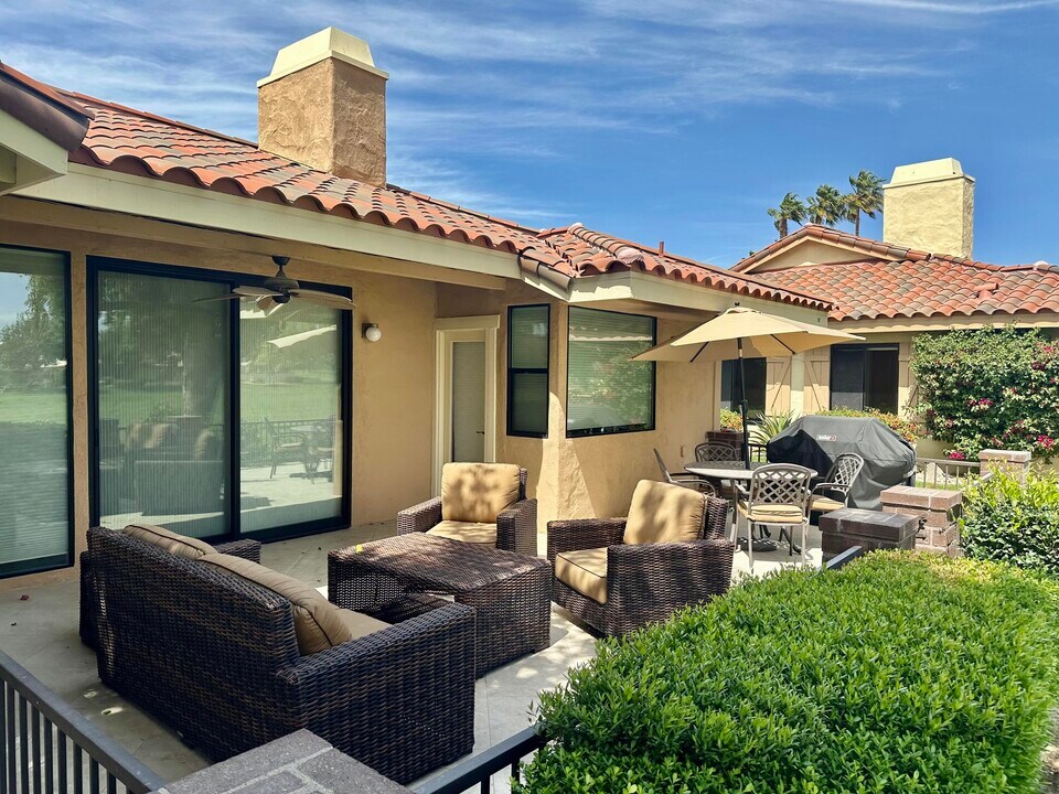 254 Santa Barbara Cir in Palm Desert, CA - Foto de edificio