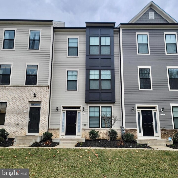 126 Kinross Ln in Fredericksburg, VA - Building Photo