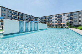 Amberlin Pflugerville 55+ Active Adult in Pflugerville, TX - Foto de edificio - Building Photo