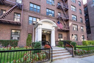 73-20 Austin St in Queens, NY - Building Photo