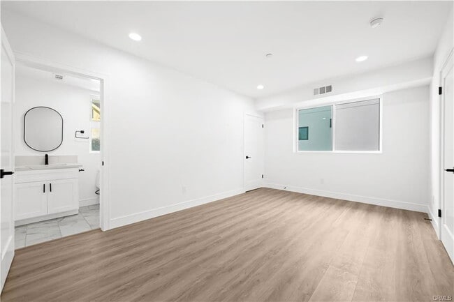 6704 Kester Ave in Los Angeles, CA - Building Photo - Building Photo