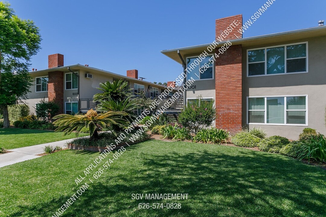 1001-1005 W Huntington Dr in Arcadia, CA - Foto de edificio