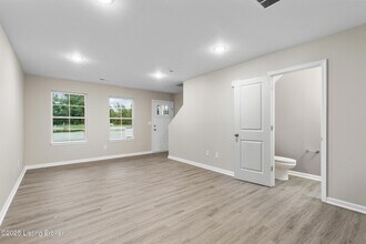 3204 Maldon Ct in Louisville, KY - Foto de edificio - Building Photo