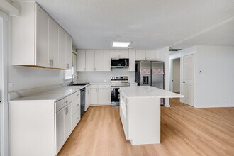 5960 Kenny St in Lake Oswego, OR - Building Photo - Building Photo