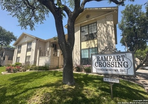 165 W Rampart Dr, Unit 704 in San Antonio, TX - Building Photo