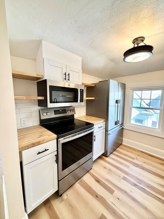 58 Maplewood Ave, Unit 1 in West Hartford, CT - Building Photo