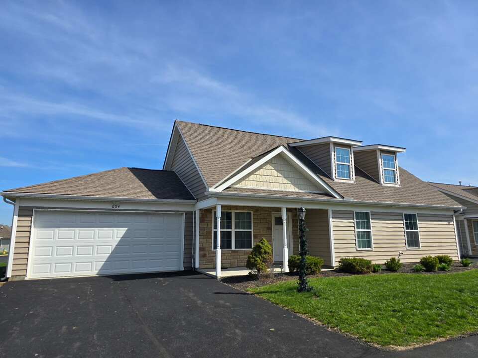 604 Cumberland Meadows Circle in Hebron, OH - Building Photo