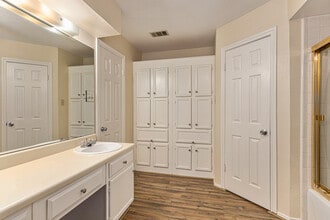 508 Clarence St in Tomball, TX - Building Photo - Building Photo
