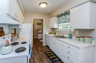 Roberts Mill Apartments and Townhomes in Maple Shade, NJ - Foto de edificio - Building Photo