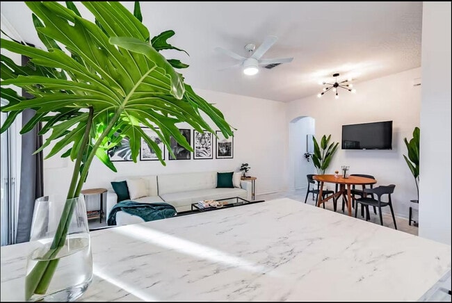 233 La Mirage St