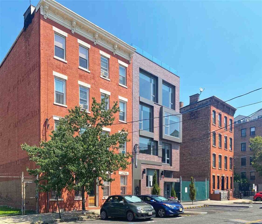 200 Wayne St in Jersey City, NJ - Building Photo