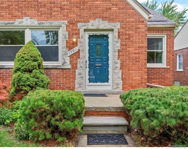 1790 Kenmore Dr in Grosse Pointe Woods, MI - Building Photo - Building Photo